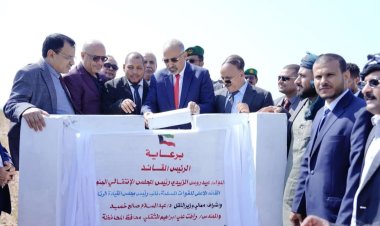 الرئيس الزُبيدي يضع حجر الأساس لميناء سقطرى الاستراتيجي