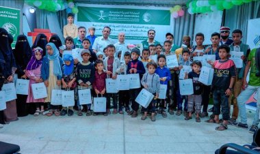 مركز الملك سلمان يسلم 51 سماعة أذن للطلاب من ذوي الإعاقة السمعية في الضالع