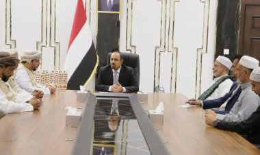 محافظ حضرموت يشيد باستدامة المعونة العُمانية الإنسانية السنوية لملامسة الأسر المعوزة مع خواتم الشهر الفضيل