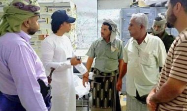 السقاف يتفقد سير عملية توزيع السلال الغذائية على أسر الشهداء والمحتاجين في خور مكسر