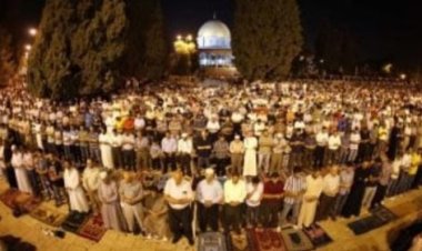 عشرات الآلاف يؤدون صلاتي العشاء والتراويح بالمسجد الأقصى
