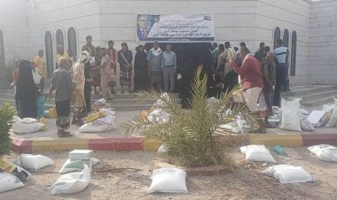 منسقية انتقالي جامعة أبين تدشن توزيع السلال الغذائية على منتسبي وموظفي الجامعة.