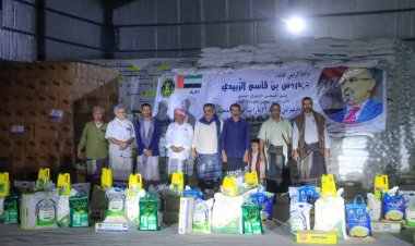 بتوجيهات الرئيس الزُبيدي.. انتقالي شبوة يدشن توزيع السلال الغذائية على أسر الشهداء والمحتاجين بالمحافظة