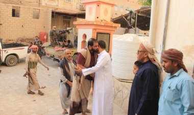 مدير أمن حضرموت الوادي والصحراء يقدم واجب العزاء في وفاة العقيد القاضي محمد عاشور عمرون