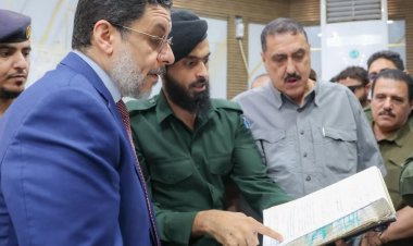 رئيس الوزراء يطلع على سير العمل في أمن عدن ويؤكد على أولوية الملف الأمني