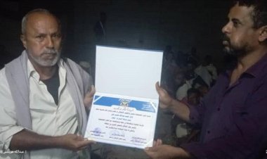 السلطة المحلية والمجلس الانتقالي واللجان المجتمعية بخنفر تكرم مدير المرور بالمديرية