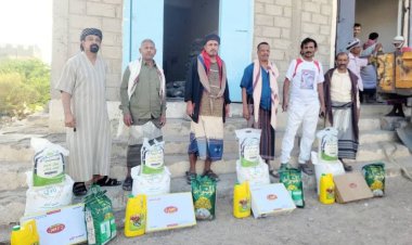 انتقالي نصاب يدشن توزيع السلال الغذائية على أسر الشهداء والمحتاجين بالمديرية