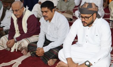 الكثيري والمحمدي يؤديان صلاة العيد مع جموع المصلين بمسجد الشهداء بالمكلا