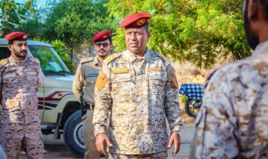 أركان لواء الريان بالمنطقة العسكرية الثانية يؤدي صلاة عيد الفطر المبارك بين منتسبي اللواء و يتبادل التهاني العيد معهم و يتفقد المواقع الخارجيه للواء