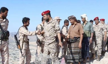 رئيس تنفيذية انتقالي المحفد يتفقد المواقع العسكرية للواء الأول دعم وإسناد ويقدم تهاني العيد للجنود