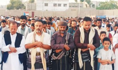 رئيس تنفيذية انتقالي أبين يؤدي صلاة العيد مع جموع المواطنين بمديرية زنجبار