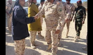 رئيس عمليات لواء حضرموت يقوم بزيارة عيدية للمواقع العسكرية الخارجية