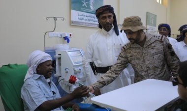 وكيل أول المهرة وقائد قوة الواجب دعم واسناد بالتحالف يزوران مرضى مركز الغسيل الكلوي بمناسبة عيد الفطر