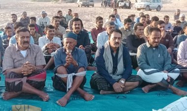 نائب رئيس تنفيذية انتقالي شبوة يؤدي صلاة العيد مع جموع المصلين ويتفقد المرضى والعجزة