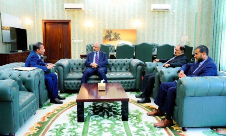 الرئيس الزُبيدي يطّلع على الأوضاع الخدمية والأمنية والعسكرية في محافظتي أبين والضالع