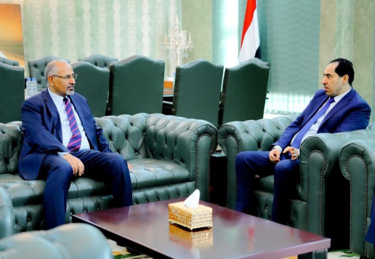 الرئيس الزُبيدي يطّلع على سير العمل بوزارة الشباب والرياضة وجهودها لتطوير البنية التحتية