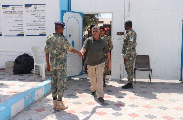 العميد المنهالي يتفقد سير الأداء بالإدارات والمصالح الأمنية ويوجّه بمحاسبة المتأخرين والمتغيبين عن الدوام الرسمي