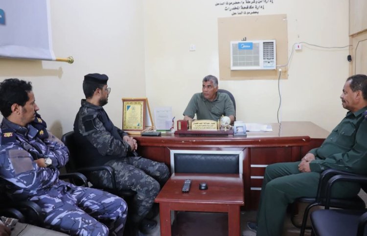 العميد المنهالي يزور إدارة مكافحة المخدرات ويشيد بتضحيات رجالها الأفذاذ في ضرب أوكار المخدرات بحضرموت