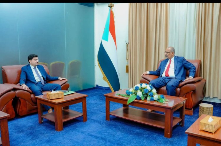 الرئيس الزُبيدي يطّلع على سير عمل انتقالي المهرة والأوضاع العامة بالمحافظة .