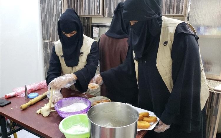 15 متدربة في صناعة المعجنات والمواد الغذائية يساهمن في مشروع مطبخ الأيادي البيضاء الإنساني في عدن