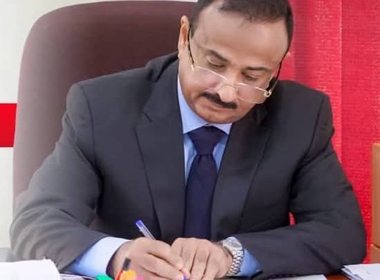 بدعم الاشقاء في الإمارات اعتماد 23 ألف سلة غذائية ، والمحافظ بن الوزير يوجّه بمنح 10 آلاف منها للمعلمين.