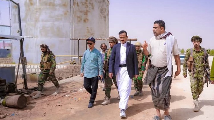 المحافظ بن الوزير يتفقد أوضاع مؤسسة كهرباء عتق ويوجّه بتحسين الخدمة خلال شهر رمضان