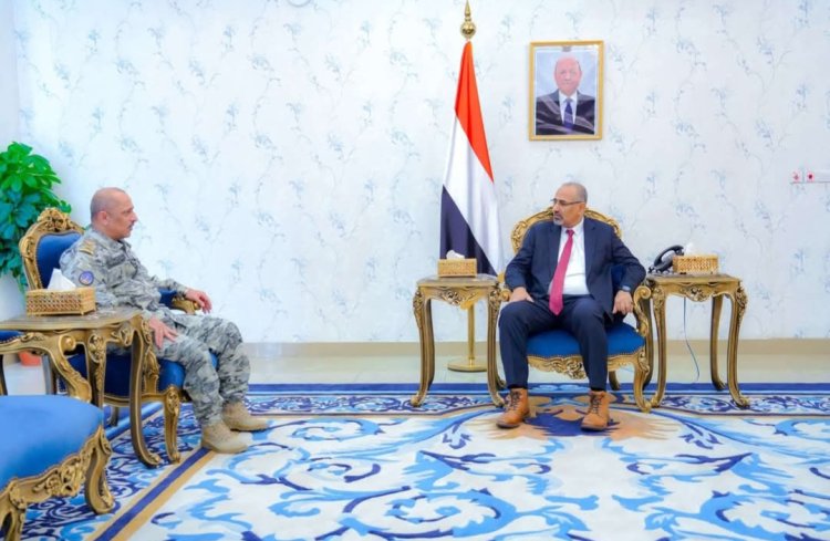 الرئيس الزُبيدي يؤكد أهمية رفع قدرات خفر السواحل وتعزيز الأمن البحري