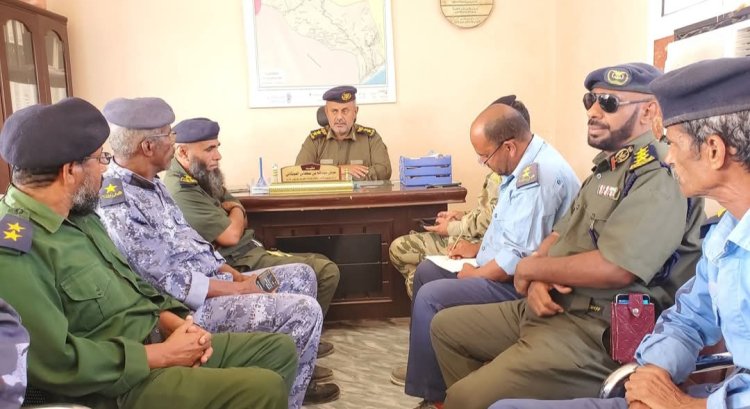 مدير أمن غيل باوزير يناقش مع ورؤساء الأقسام تنفيذ الخطة الأمنية لشهر رمضان