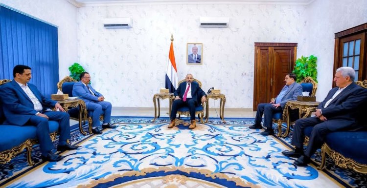 الرئيس الزُبيدي يطّلع على نشاط مصلحة الجمارك وأمن المنطقة الحرة