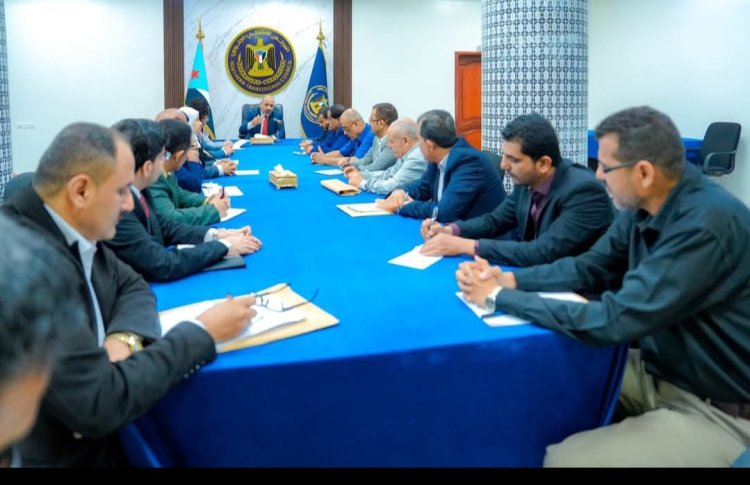 العاصمة عدن.. الرئيس الزُبيدي يرأس اجتماعا استثنائيا لرؤساء الهيئات التنفيذية بالمحافظات وعدد من دوائر الأمانة العامة