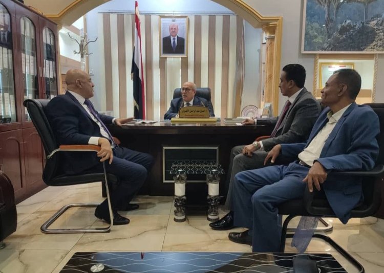 وزير الإدارة المحلية يناقش مع محافظ تعز احتياجات وأوضاع المحافظة