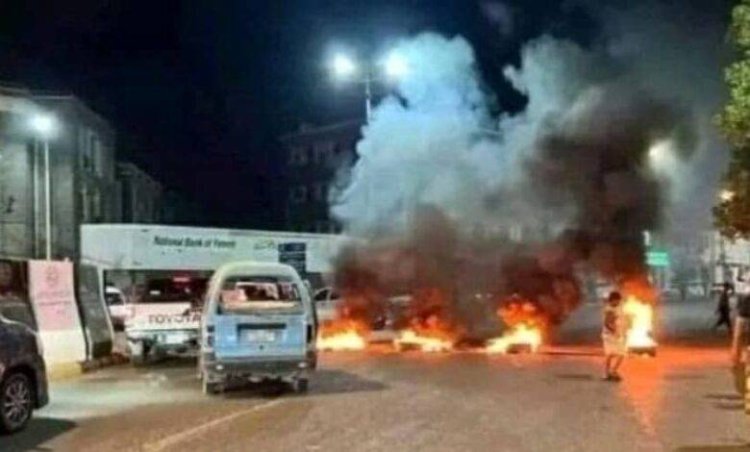 احتجاجات غاضبة في المكلا تنديداً بتردي خدمة الكهرباء وانهيار العملة