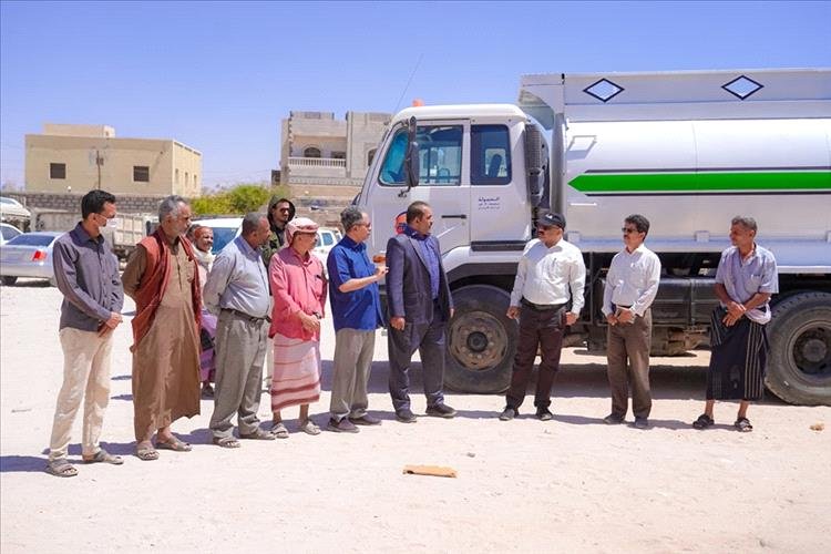 الوكيل الطوسلي يستلم الدفعة الثانية من الآليات والمعدات المقدمة لصندوق النظافة بشبوة
