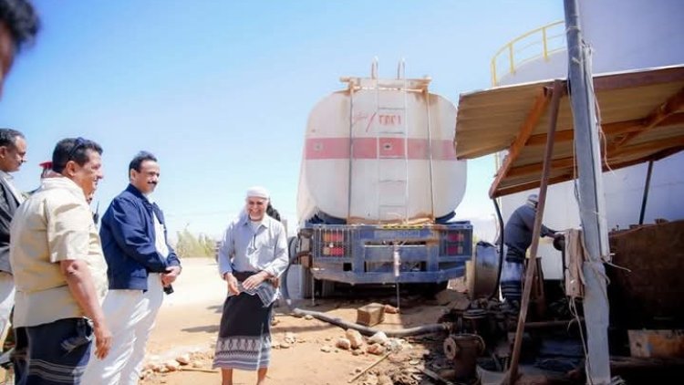 المحافظ بن الوزير يتفقد كهرباء عتق و يشرف على تفريغ شحنة من الوقود للمحطة.