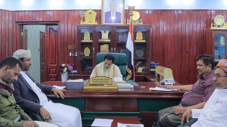 محافظ المهرة يؤكد على تحسين أداء مؤسسة المياه ويوقع عقد استكمال سفلتة جمرك منفذ شحن البري.