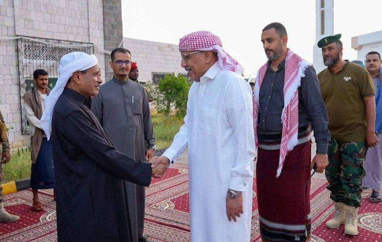 رئيس الجمعية الوطنية يحضر مأدبة الإفطار التي أقامها النائب البحسني للمسؤولين بمحافظة حضرموت