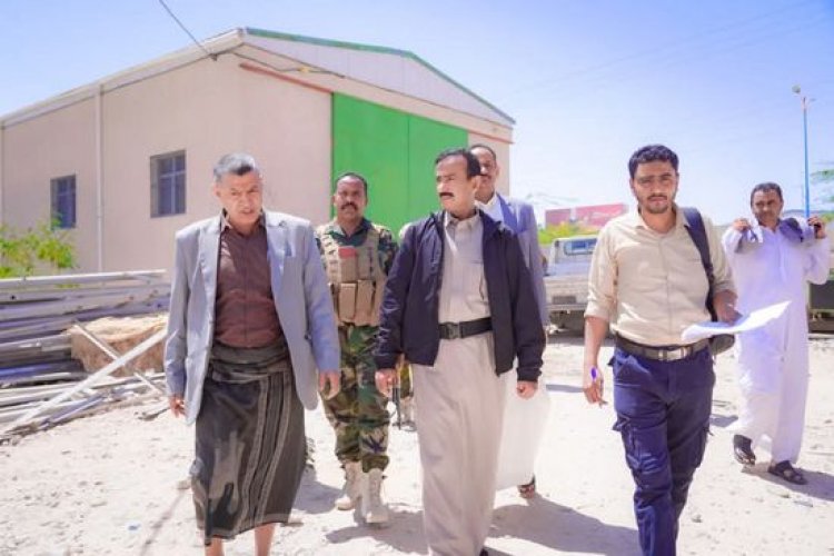 محافظ شبوة يتفقد مؤسسة المياه في عتق