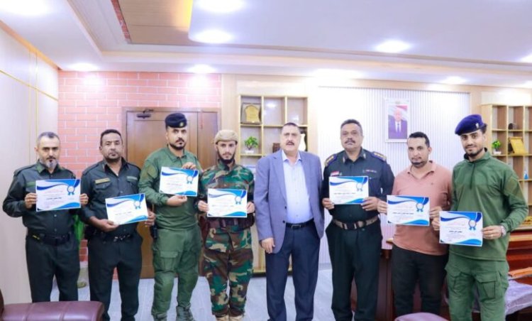 مدير أمن العاصمة عدن يُكرم عدد من الضباط والجنود نجحوا في ضبط عصابة تزوير أختام حكومية رسمية بخور مكسر
