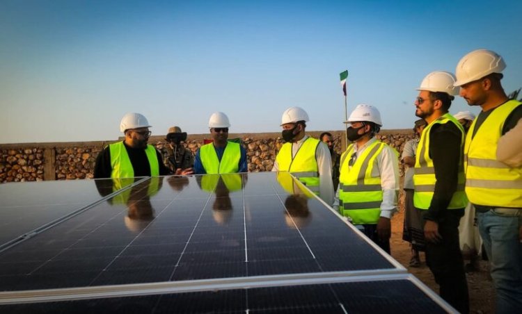 محافظ سقطرى الثقلي يطلع على سير الأعمال التجهيزية لمحطتي نور زايد 5 و6 في منطقتي موري وعلامة