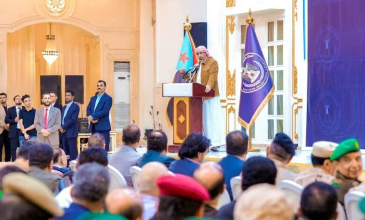 الرئيس الزُبيدي يعقد اجتماعا موسعا بقيادات السلطة المحلية والمجلس الانتقالي والقادة العسكريين والأمنيين والشخصيات الاجتماعية بالعاصمة عدن