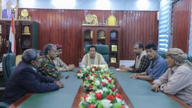 محافظ المهرة يترأس اجتماع اللجنة الأمنية لمناقشة الأوضاع الأمنية وجهود تعزيز الاستقرار.