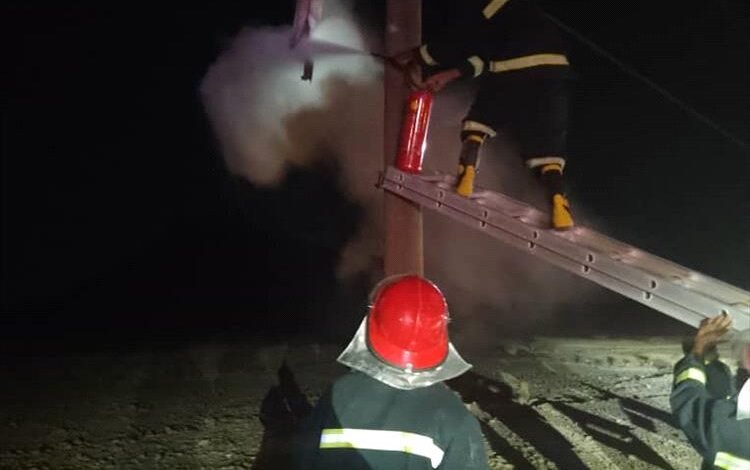 الدفاع المدني بشبوة ينجح في إخماد حريق بأحد المحولات الكهربائية بمنطقة خمر