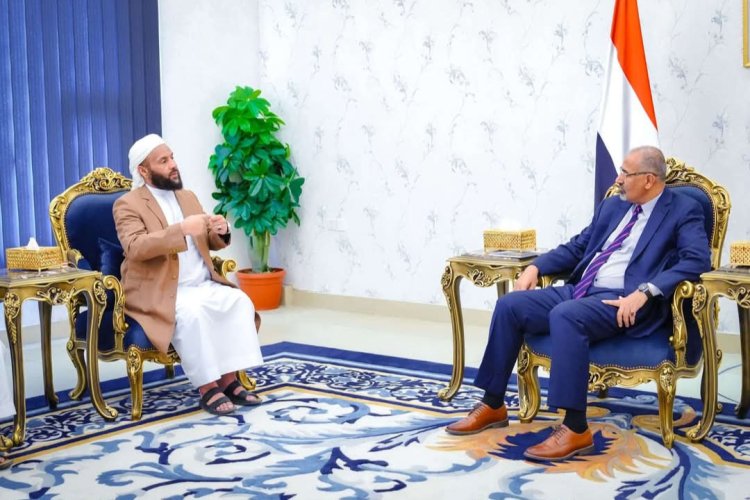 الرئيس الزُبيدي يطّلع على استعدادات وزارة الأوقاف لموسم الحج