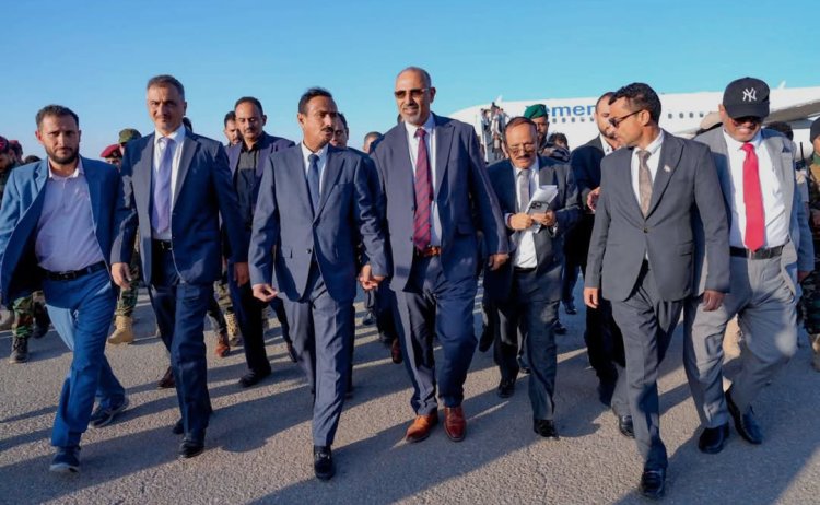 الرئيس الزُبيدي يصل شبوة ويدشّن العمل رسميًا بمطار عتق بعد توقف دام 10 سنوات