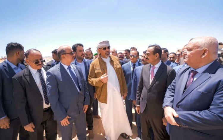 الرئيس الزُبيدي يتفقد مستشفى الهيئة بشبوة ويطّلع على مستوى الإنجاز في مشروع الجامعة