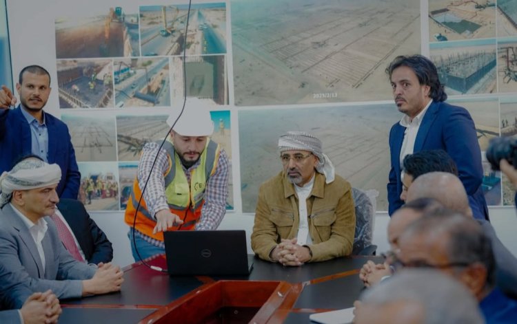 الرئيس الزُبيدي يتفقد سير العمل في مشروع محطة الطاقة الشمسية بمحافظة شبوة
