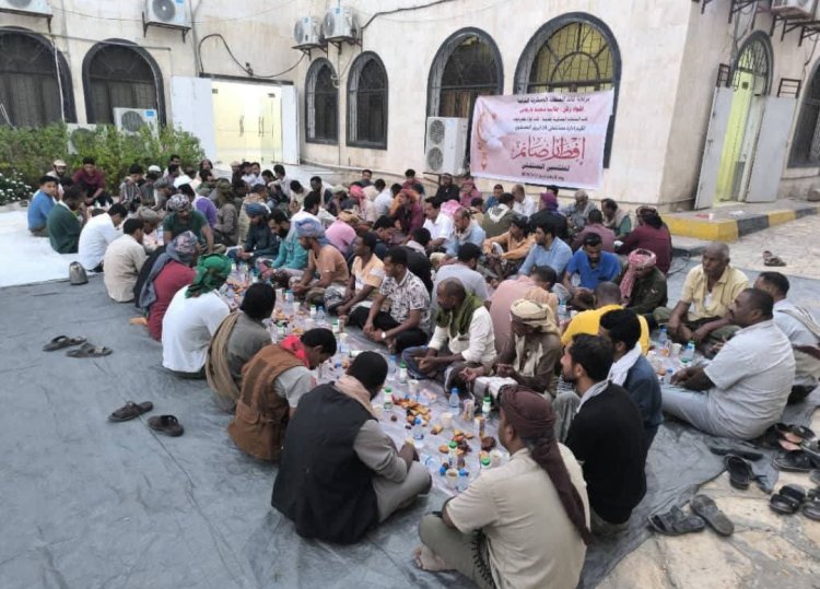 مستشفى الرابع والعشرين من إبريل العسكري بالمكلا يقيم مأدبة إفطار لمنتسبيه