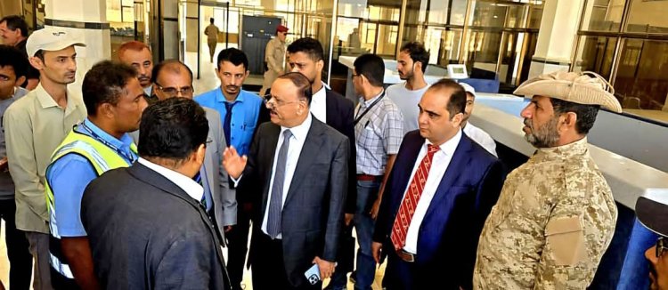 وزير النقل يقوم بزيارة تفقدية لمطار عتق الدولي ويعقد اجتماعاً بقيادته