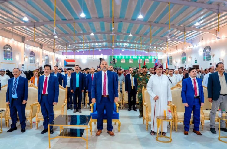 الرئيس الزُبيدي يشهد الأمسية الرمضانية الحاشدة التي أقامتها قيادة المهرة على شرف زيارته للمحافظة