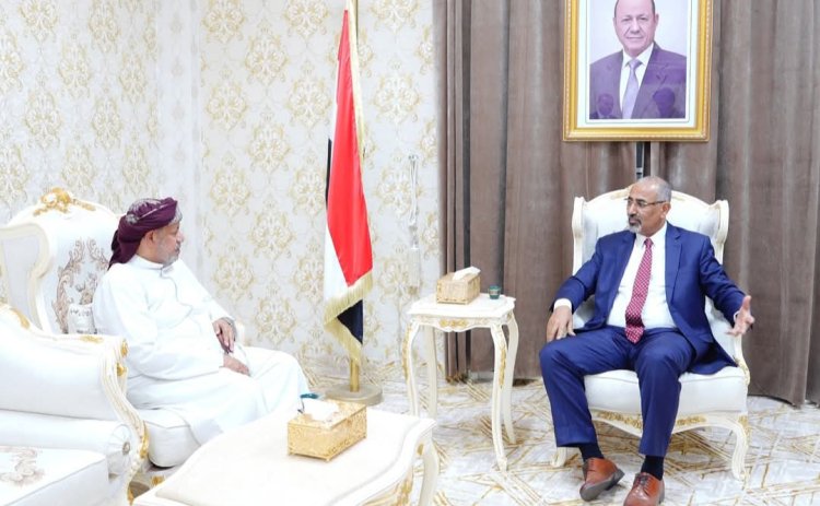 الرئيس الزُبيدي يشيد بجهود السلطان بن عفرار في تعزيز التلاحم المجتمعي في المهرة وسقطرى